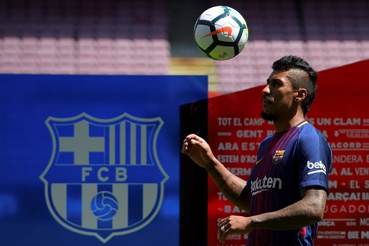 Pemain baru Barcelona asal Brasil, Paulinho Bezerra, beraksi dalam perkenalannya secara resmi sebagai pemain Barca setelah menandatangani kontrak di Camp Nou pada 17 Agustus 2017.
