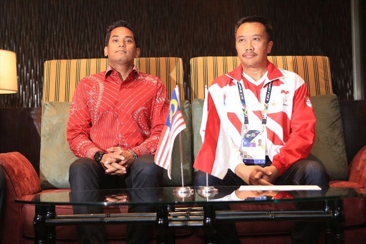Menteri Pemuda dan Olahraga (Menpora) RI Imam Nahrawi (kanan) bertemu langsung dengan Menpora Malaysia Khairy Jamaluddin di Hotel Shangrilla, Kuala Lumpur, Malaysia, Minggu (20/8/2017).