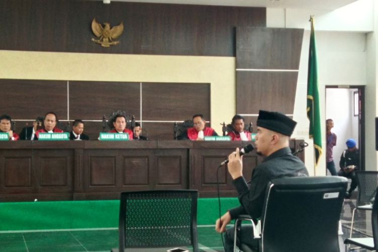Musisi Ahmad Dhani saat hadir sebagai saksi dalam sidang kasus Buni Yani di Gedung Dinas Perpustakaan dan Kearsipan (Dispusip) Kota Bandung, Jalan Seram, Kota Bandung, Selasa (21/8/2017). 