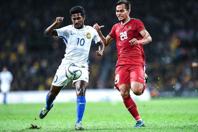 Pemain Malaysia, Kumaahran A/L Sathasivam (kiri), berebut bola dengan pemain Timnas U-22 Indonesia, Rezaldi Hehanusa, dalam pertandingan semifinal SEA Games 2017 di Shah Alam Stadium, Shah Alam, Sabtu (26/8/2017).