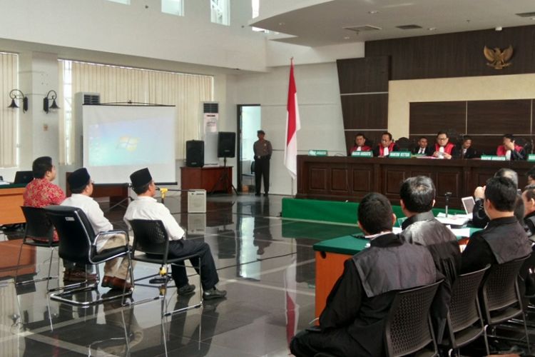 Tiga saksi meringankan Buni Yani, hadir dalam sidang kesebelas kasus pelanggaraan UU ITE dengan terdakwa Buni Yani di gedung Dinas Perpustakaan dan Kearsipan (Dispusip) Kota Bandung, Jalan Seram, Kota Bandung, Selasa (29/8/2017). 