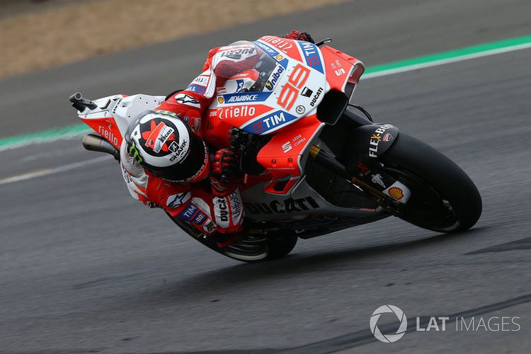 Jorge Lorenzo saat berlaga di GP Inggris, Minggu (27/8/2017).