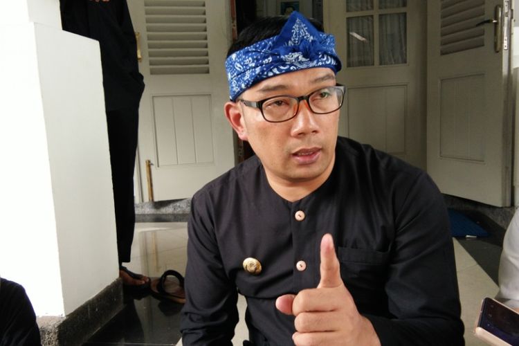 Bakal Calon Gubernur Jawa Barat Ridwan Kamil saat ditemui wartawan di Pendopo Kota Bandung, Jalan Dalemkaum, Rabu (30/8/2017)