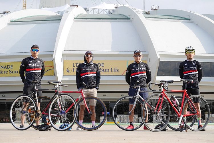 Para anggota dari tim kurir sepeda Indonesia, Westbike Messenger Service (WMS), yakni Hendi Rachmat, Reza Adhiatma, Duenno Ludissa, dan Hamzah Muttaqien (dari kiri ke kanan), berfoto di depan Olympic Stadium, Montreal.