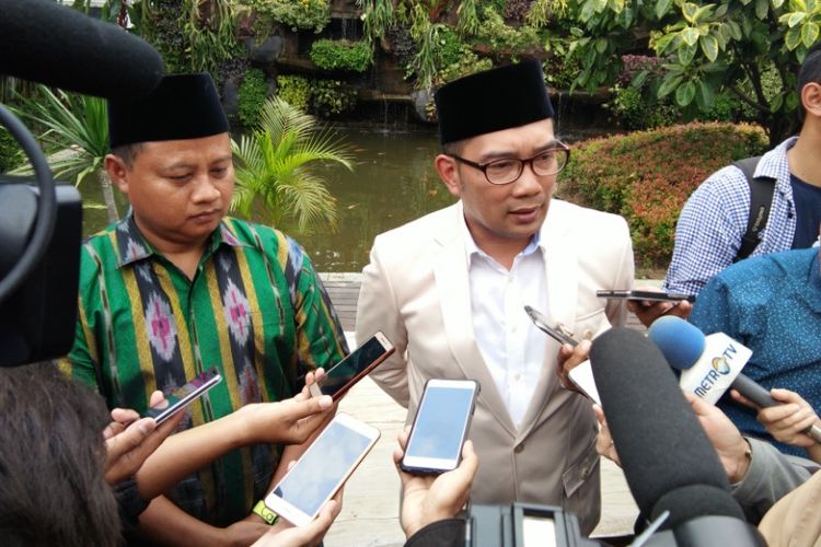 Bupati Tasikmalaya yang juga politisi Partai Persatuan Pembangunan (PPP), Uu Ruzhanul Ulum, saat bertemu Wali Kota Bandung Ridwan Kamil di Pendopo Kota Bandung, Jalan Dalemkaum, Selasa (5/9/2017) siang. 