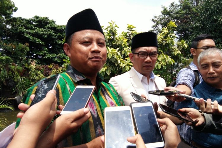 Bupati Tasikmalaya yang juga politisi Partai Persatuan Pembangunan (PPP), Uu Ruzhanul Ulum, saat bertemu Wali Kota Bandung Ridwan Kamil di Pendopo Kota Bandung, Jalan Dalemkaum, Selasa (5/9/2017) siang. 