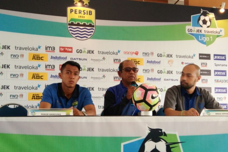 Pelatih sementara Persib Bandung Emral Abus saat menghadiri sesi jump pers jelang laga kontra Semen Padang di Graha Persib, Jalan Sulanjana, Jumat (8/9/2017)