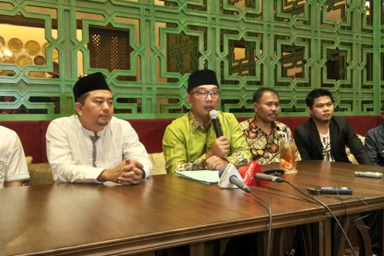 Wali Kota Bandung bersama Ketua DPW PKB Syaiful Huda saat memberikan keterangan kepada media terkait dukungan PKB untuk Ridwan Kamil di Pilkada Kabar, Senin (11/9/2017) malam.