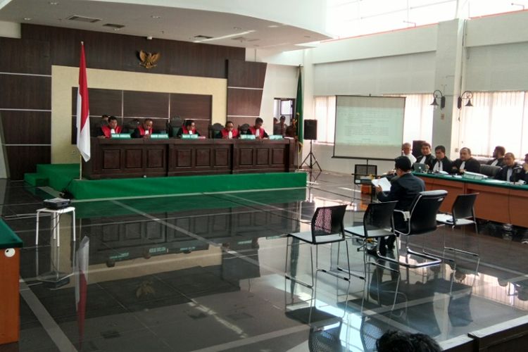 Yusril Ihza Mahendra saat hadir sebagai saksi dalam persidangan kasus Buni Yani di Gedung Dinas Perpustakaan dan Arsip (Dispusip) Pemerintah Kota Bandung, Jalan Seram, Kota Bandung, Selasa (12/9/2017).   