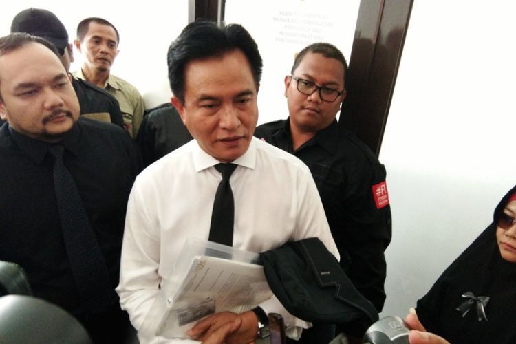 Yusril Ihza Mahendra saat tiba di lokasi persidangan kasus Buni Yani di Gedung Dinas Perpustakaan dan Arsip (Dispusip) Pemerintah Kota Bandung, Jalan Seram, Kota Bandung, Selasa (12/9/2017).   