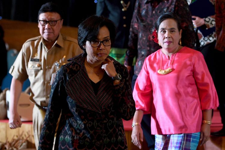 Menteri Keuangan Sri Mulyani (tengah) didampingi Mendagri Tjahjo Kumolo (kiri) dan Irjen Kemenkeu Sumiyati (kanan) meninggalkan ruangan usai membuka Rapat Kerja Nasional Sinergi Pengawasan Penerimaan Negara di Kantor Kemenkeu, Jakarta, Selasa (12/9). Rapat yang diikuti Aparat Pengawasan Intern Pemerintah (APIP) di lingkungan kementerian dan lembaga serta pemda tersebut bertujuan untuk mengoptimalisasi penerimaan negara di APBN 2017. ANTARA FOTO/Sigid Kurniawan/Spt/17.