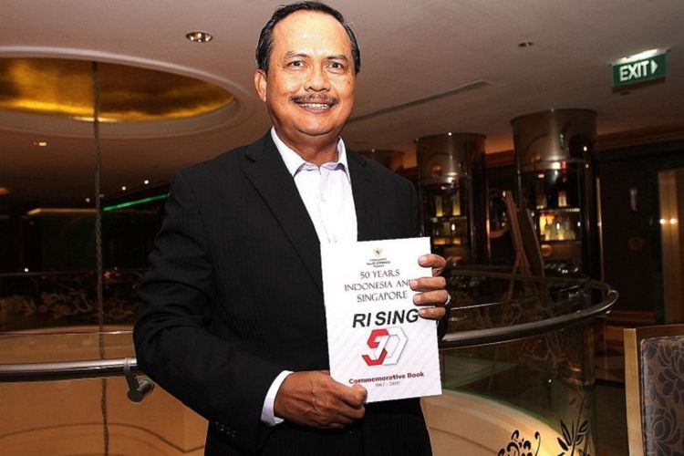Duta Besar Republik Indonesia untuk Singapura, I Gede Ngurah Swajaya, memperlihatkan buku berjudul “RISING 50” untuk menandai pesta emas 50 tahun hubungan diplomatik antara Indonesia dan Singapura.
