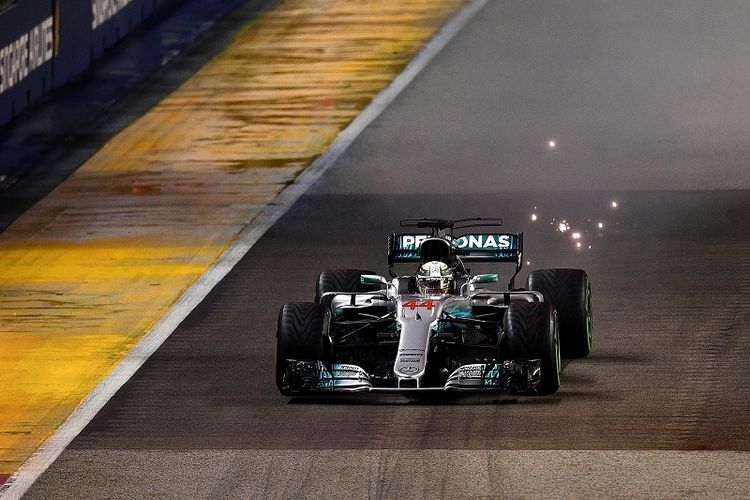 Mercedes British driver Lewis Hamilton drives during the Formula One Singapore Grand Prix in Singapore on September 17, 2017.  / AFP PHOTO / MANAN VATSYAYANA