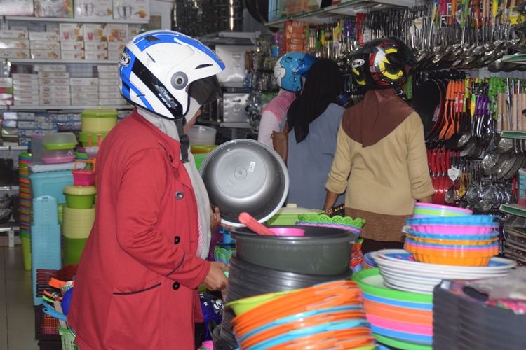 Menyambut Tahun Baru Islam, sebagian warga Kota Baubau, Sulawesi Tenggara membeli beberapa peralatan dapur seperti ember, gayung, baskom dan pisau.  Warga percaya membeli peralatan dapur setiap 1 Muharam akan dapat membuka pintu rezeki sebanyak-banyaknya.