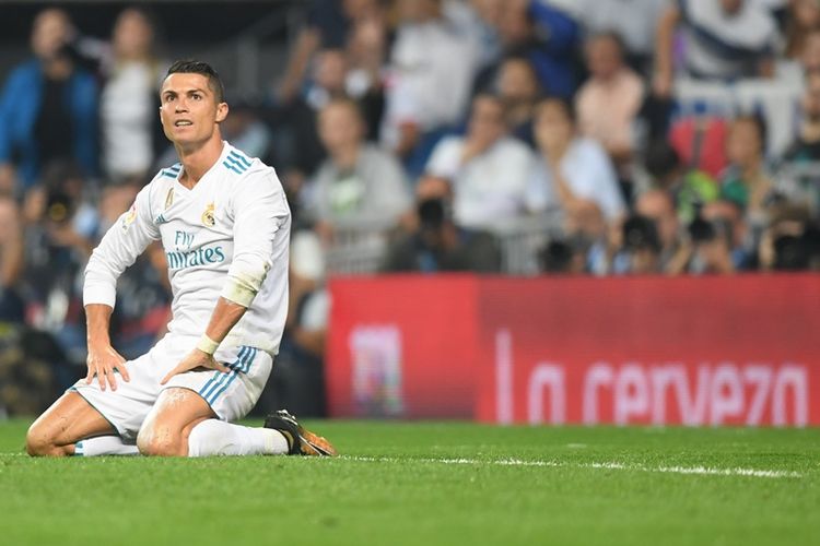 Penyerang Real Madrid Cristiano Ronaldo berlutut di lapangan dalam pertandingan La Liga melawan Real Betis di Stadion Santiago Bernabeu, 20 September 2017.
