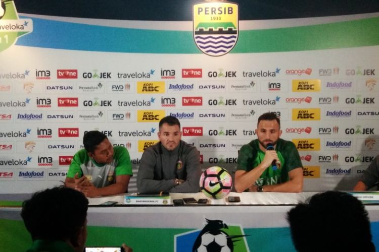 Pelatih Bhayangkara FC Simon McMenemy dan Ilija Spasojevic saat hadir dalam konferensi pers jelang laga kontra Persib di Graha Persib, Jalan Sulanjana, Sabtu (23/9/2017)