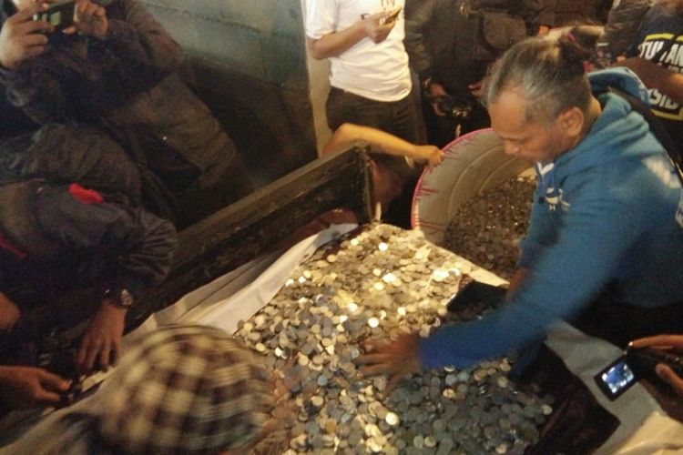 Suporter Persib saat menuangkan uang koin hasil sumbangan suporter ke dalam drum di Graha Persib, Jalan Sulanjana, Rabu (27/9/2017)