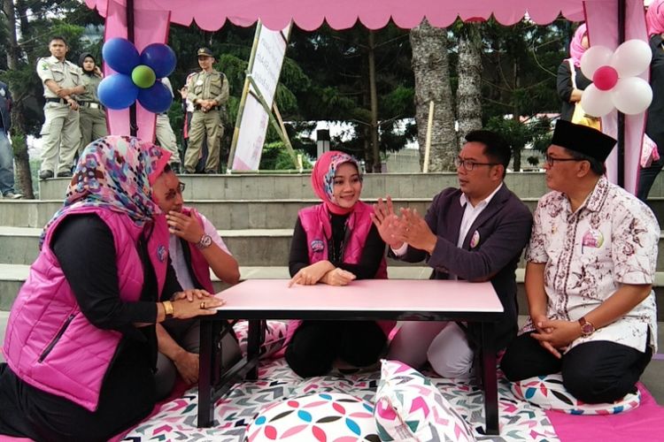 Wali Kota Bandung Ridwan Kamil bersama istrinya Atalia Praratya dan Wakil Wali Kota Bandung Oded M Danial saat mengunjungi tenda konsultasi yang merupakan fasilitas dari program Mobil Konseling Silih Asih (Kekasih) di Taman Cikapayang, Kamis (28/9/2017)