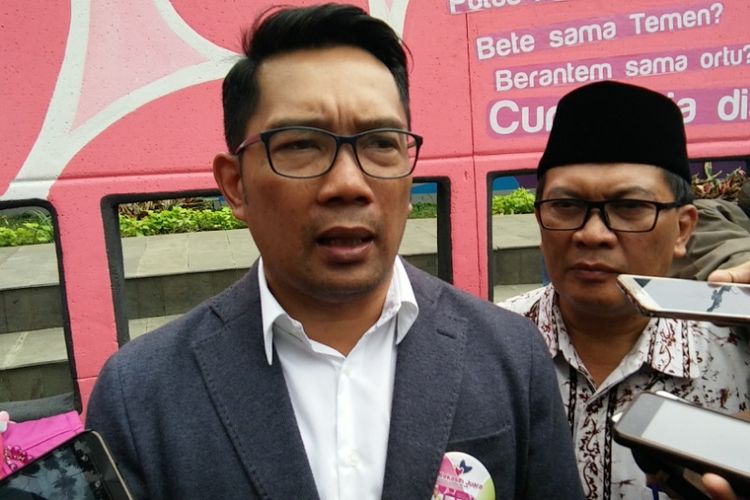 Wali Kota Bandung Ridwan Kamil bersama Wakil Wali Kota Bandung Oded M Danial saat ditemui usai meresmikan Mobil Konseling Silih Asih (Kekasih) di Taman Cikapayang, Kamis (28/9/2017)