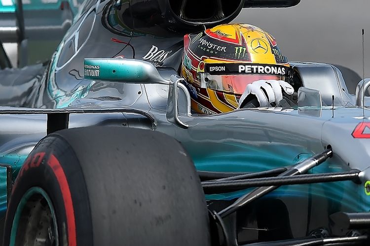 Pebalap Mercedes, Lewis Hamilton, ketika tampil dalam latihan ketiga F1 GP Malaysia di Sirkuit Sepang, 30 September 2017.
