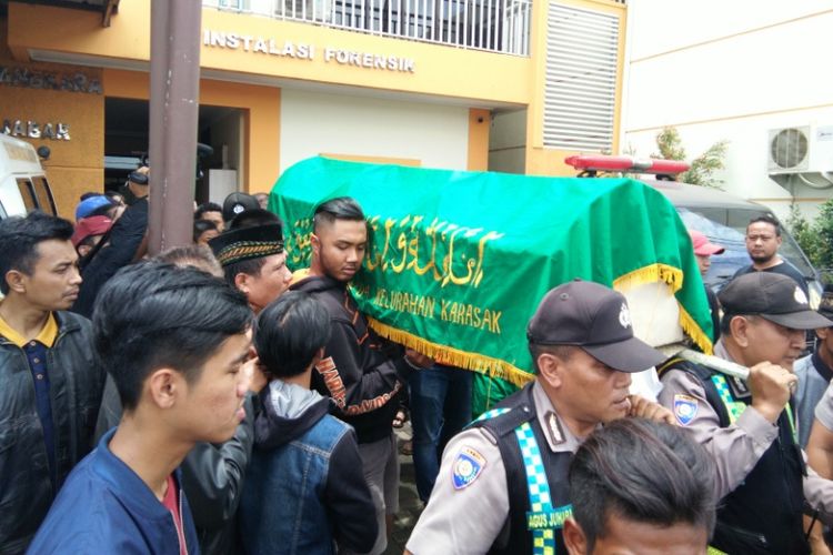 Jenazah Agus Maulana saat dibawa oleh agonta polisi dibantu warga di RS Bhayangkara Sartika Asih, Jalan Moch Toha, Minggu (1/10/2017) siang. 