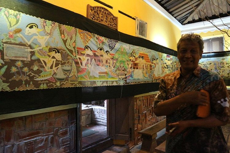 Ketua paguyuban Kampoeng Batik Laweyan, Alpha Febela Priyatmono di kediamannya. 