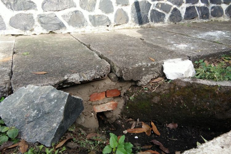 Lokasi tempat Marion, turis asal Belanda jatuh di Jalan Ir H Djuanda (Dago), Kota Bandung. Saat ini, trotoar bolong tersebut sudah diperbaiki. 
