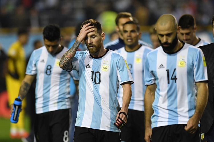 Reaksi Lionel Messi (tengah) dan rekan-rekannya di timnas Argentina setelah mereka ditahan imbanga tanpa gol oleh Peru dalam pertandingan kualifikasi Piala Dunia 2018 zona Amerika Selatan di Buenos Aires, 5 Oktober 2017.
