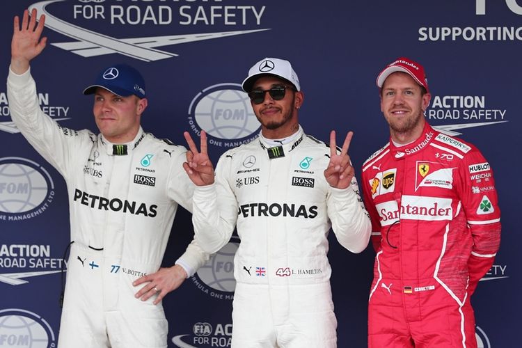 Pebalap Mercedes, Lewis Hamilton (tengah), melakukan selebrasi setelah meraih pole position GP Jepang. Posisi kedua ditempati rekan setimnya, Valtteri Bottas (kiri) dan pebalap Ferrari, Sebastian Vettel (kanan), di urutan ketiga dalam kualifikasi di Sirkuit Suzuka, Jepang, Sabtu (7/10/2017).