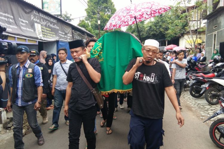 Komedian Sule bersama kerabatnya saat menggotong keranda jenazah ayahnya, Rabu (11/10/2017) siang