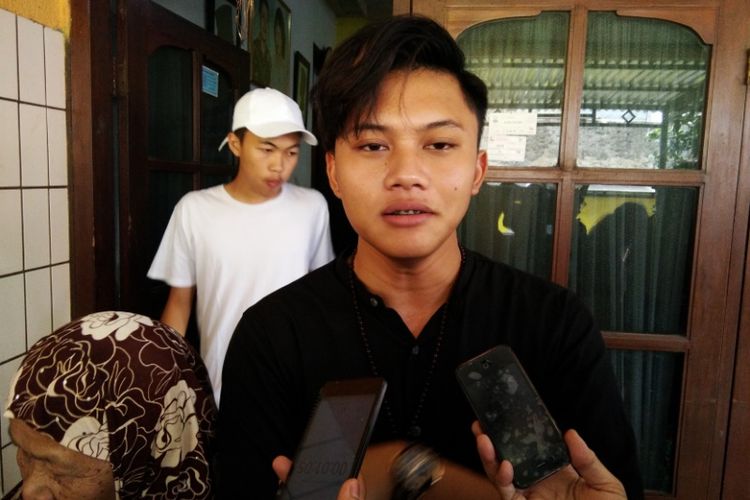 Solois Rizky Febian saat ditemui di kediaman almarhum kakeknya,Jalan Kamarung, Kota Cimahi, Jawa Barat.  