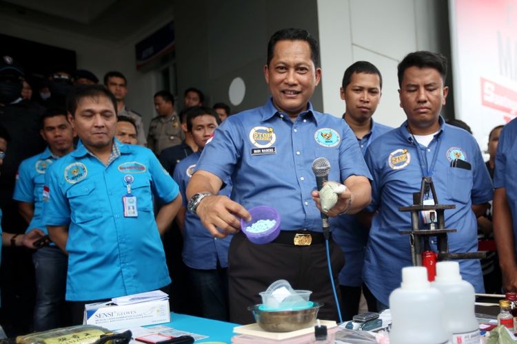 Kepala Badan Narkotika Nasional (BNN) Komjen Budi Waseso (kedua dari kiri) saat gelar barang bukti di Kantor Badan Narkotika Nasional, Jakarta, Selasa (10/10/2017). Badan Narkotika Nasional ( BNN) mengungkap empat penindakan kasus narkoba di berbagai daerah di Tanah Air dan menyita 37,25 kg sabu, 26.005 butir ekstasi, serta barang bukti lainnya. KOMPAS IMAGES/KRISTIANTO PURNOMO