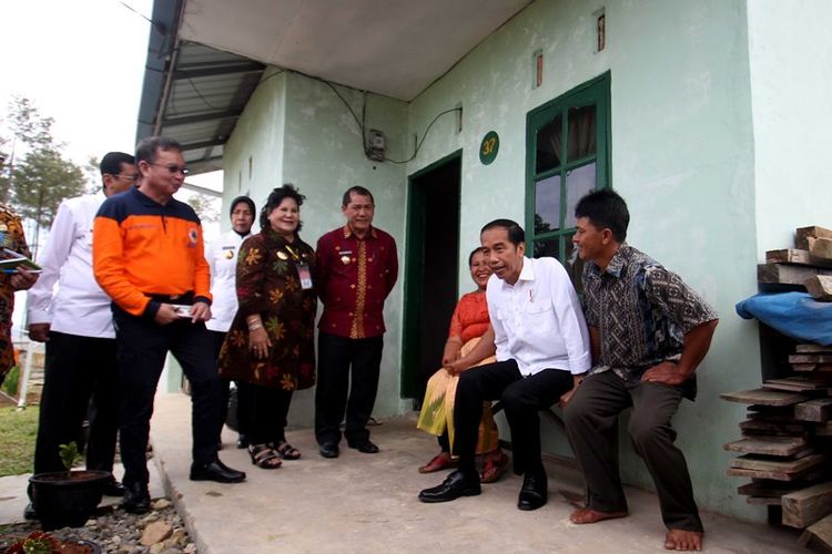 Presiden Joko Widodo (tengah) bersama Kepala BNPB Willem Rampangilei (kiri) dan Bupati Karo Terkelin Brahmana (kiri ketiga) berbincang dengan warga saat berkunjung di kawasan perumahan relokasi pengungsi Gunung Sinabung di Desa Siosar, Karo, Sumatera Utara, Sabtu (14/10). Perumahan untuk relokasi pengungsi Sinabung yang dipersiapkan sebanyak 370 rumah baru itu akhirnya selesai dan telah dihuni oleh para pengungsi. 
