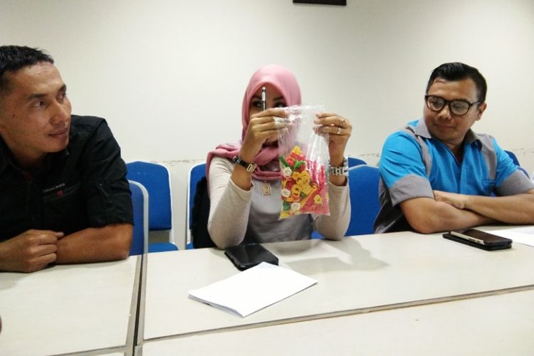 Desy Puspita Yulidia saat memperlihatkan jenis bahan kerupuk yang kerap dijadikan makanan seblak, di RS Imanuel Bandung, Jalan Kopo, Senin (16/10/2017).