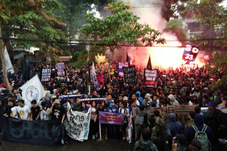 Ribuan bobotoh berunjuk rasa di halaman kantor PT Persib Bandung Bermartabat (PBB), Selasa (17/10/2017)