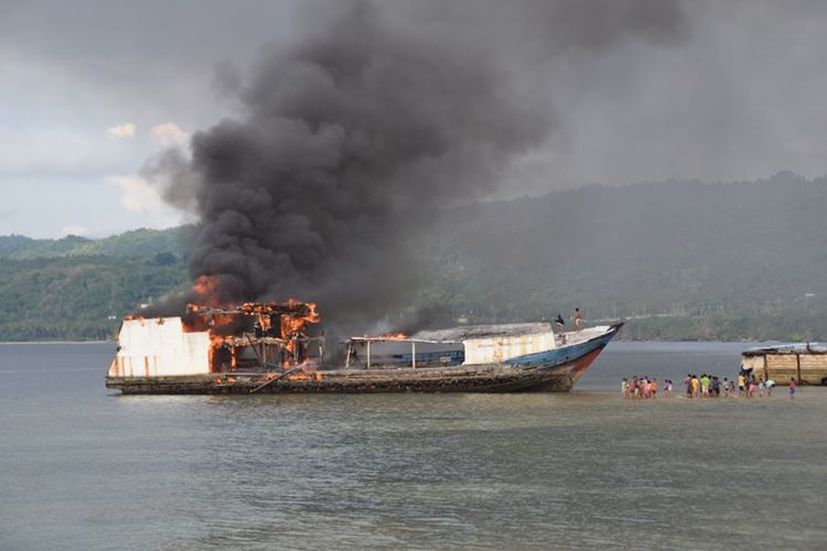 Sebuah kapal ikan, KM Rajawali Samudera Indonesia 07, yang berlabuh di lepas pantai Batulo, Kecamatan Wolio, Kota Baubau Sulawesi Tenggara, ludes di lalap api, Selasa (17/10/2017). Diduga kapal tersebut terbakar akibat beberapa warga membakar ikan diatas kapal dan tidak mematikan apinya.
