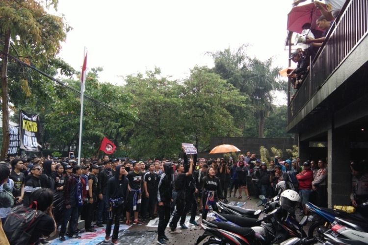 Ribuan bobotoh saat mendengarkan penjelasan manajemen Persib dalam aksi unjuk rasa di Kantor PT Persib Bandung Bermartabat (PBB), Jalan Sulanjana, Selasa (17/10/2017)