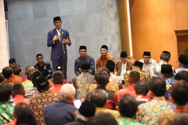 Presiden Joko Widodo saat menghadiri kegiatan silaturahmi bersama keluarga besar Persatuan Islam (Persis) di Masjid PP Persis, Jalan Pelajar Pejuang, Kota Bandung, Selasa (17/10/2017) malam. 