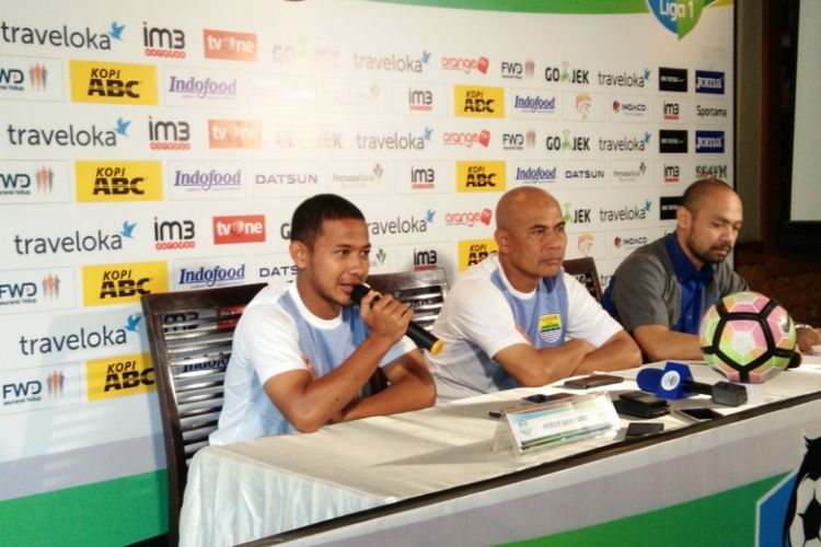 Asisten Pelatih Persib Bandung Herrie Setyawan bersama gelandang Persib Gian Zola saat menjalani sesi jumpa pers di Graha Persib, Jalan Sulanjana, Rabu (18/10/2017)