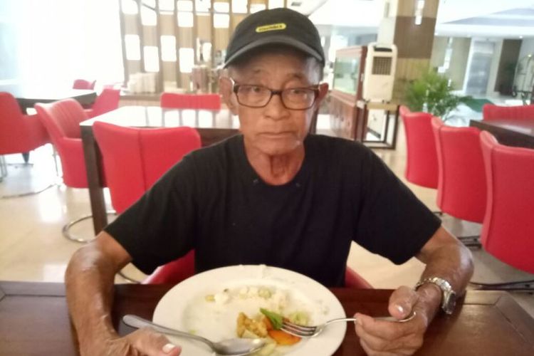 Sugiran Wongso Taroeno (80), warga Suriname yang hendak mencari keluarganya di Yogyakarta.