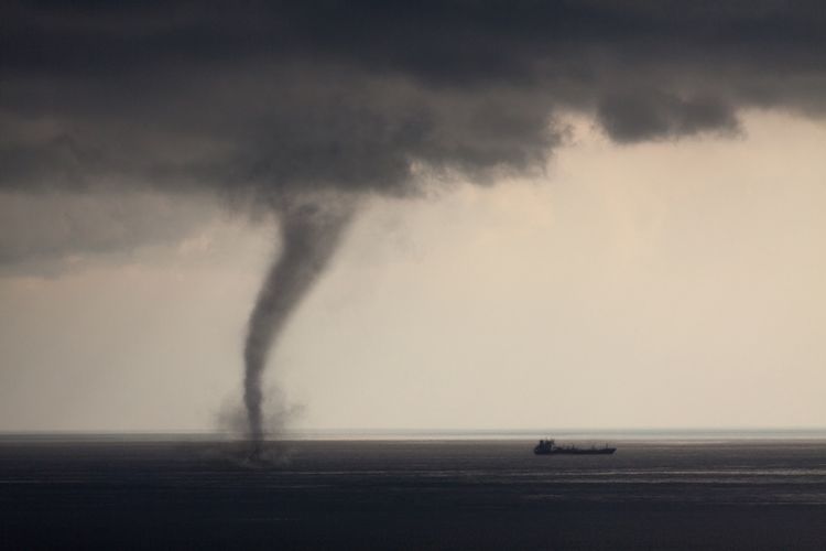 Angin puting beliung bisa juga terjadi di laut.