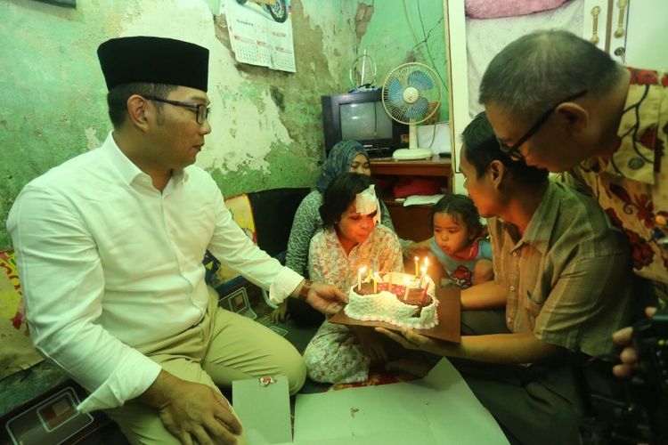Wali Kota Bandung Ridwan Kamil saat memberikan kue ulang tahun untuk Rachel Heriani (11), korban kekerasan oleh nenek tirinya, didi Gang Lebak I RT 03 RW 05, Kelurahan Kacapiring, Kecamatan Batununggal.  