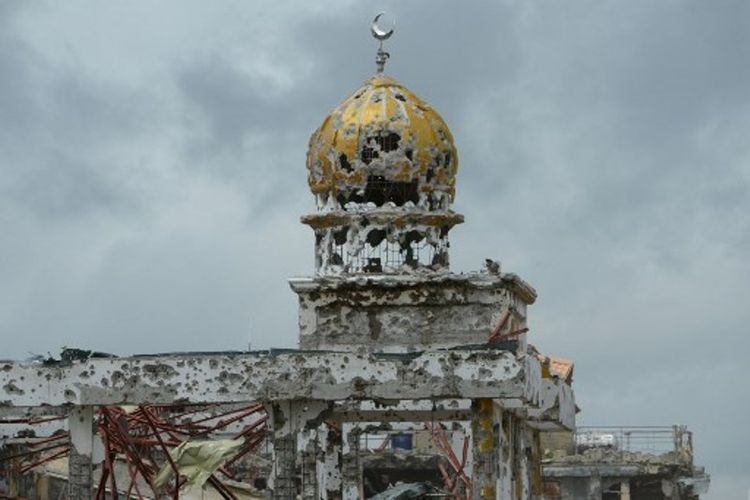 Sebuah kubah masjid di kota Marawi, Filipina, yang hancur setelah ISIS. (AFP/Ted Aljibe)