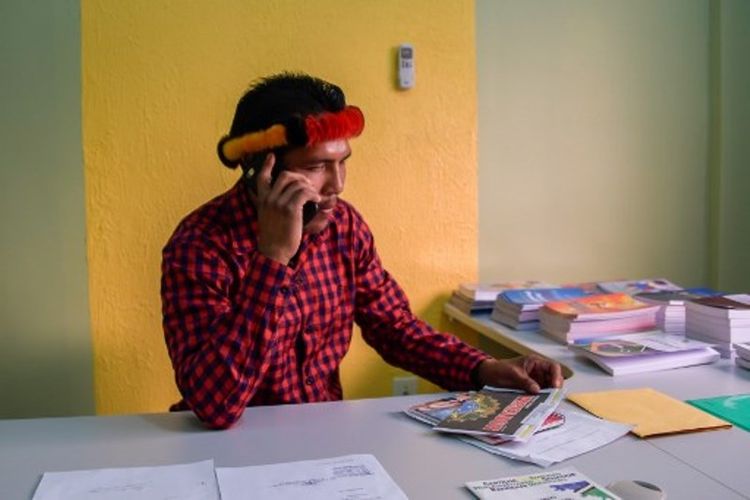 Jawaruwa Waiapi, dewan kota Pedra Branca, bekerja di kantornya, di Amapa, Brasil, 12 Oktober 2017. Dia berasal dari suku pedalaman di hutan hujan Amazon. (AFP/Apu Gomes) 