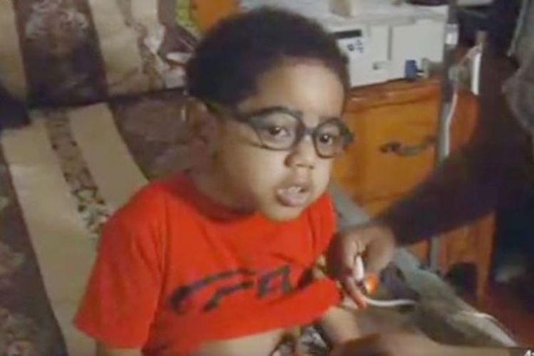 AJ Dickerson, bocah berusia dua tahun ini harus menunggu pembebasan bersyarat ayahnya, agar ginjalnya bisa segera diganti dengan ginjal ayahnya. (Mirror)