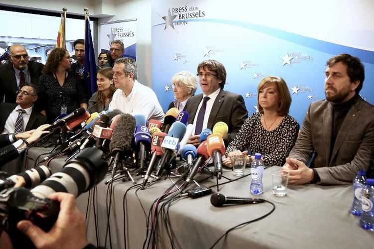 Pemimpin Catalonia Carles Puigdemont menggelar jumpa pers di Brussels, Belgia, Selasa (31/10/2017).