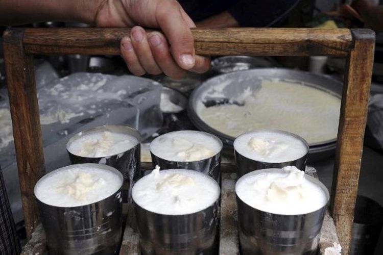 Lassi, minuman tradisional India berbahan dasar Yoghurt. Foto ini di ambil pada 16 April 2010, di Punjabi Lassi Stall, Amritsar. (AFP/ Narinder Nanu).
