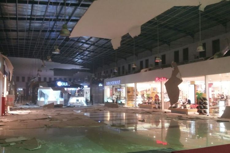 Kondisi pusat perbelanjaan Maluku City Mall setelah Ambon diguncang gempa sebanyak 5 kali, Selasa (31/10/2017) malam.