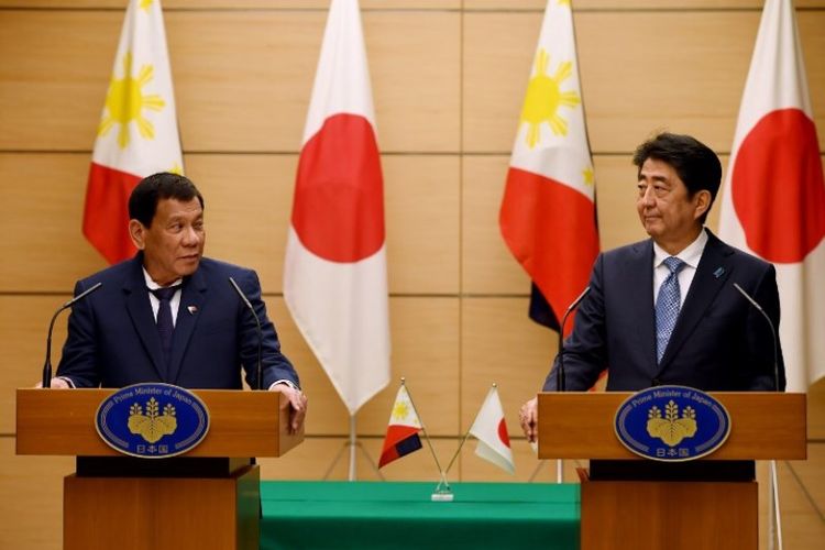 Presiden Filipina Rodrigo Duterte dan PM Jepang Shinzo Abe.