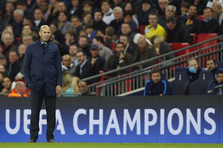 Pelatih Real Madrid, Zinedine Zidane, menyaksikan aksi para pemainnya ketika melawan Tottenham Hotspur dalam laga penyisihan Grup H Liga Champions di Stadion Wembley, London, 1 November 2017.
